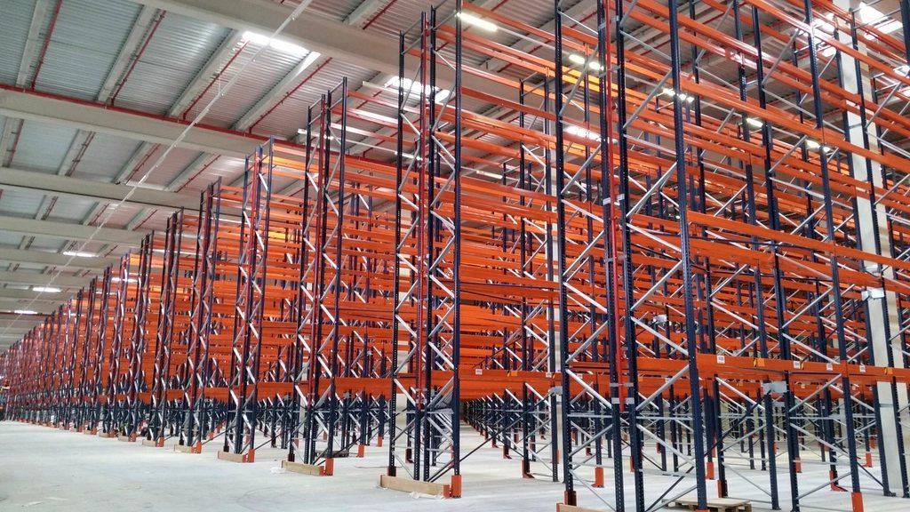 Stellingen in een distributiecentrum